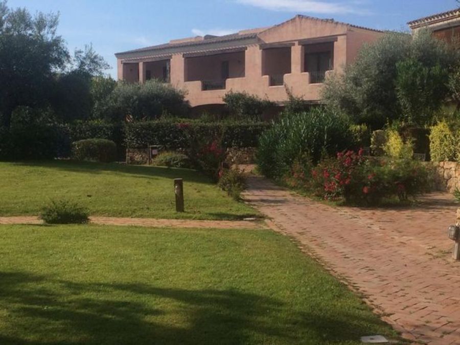 Villa con giardino e sentiero in mattoni