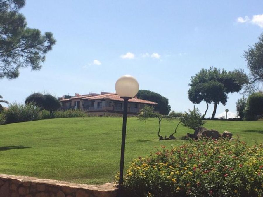 Prato verde con lampione in primo piano