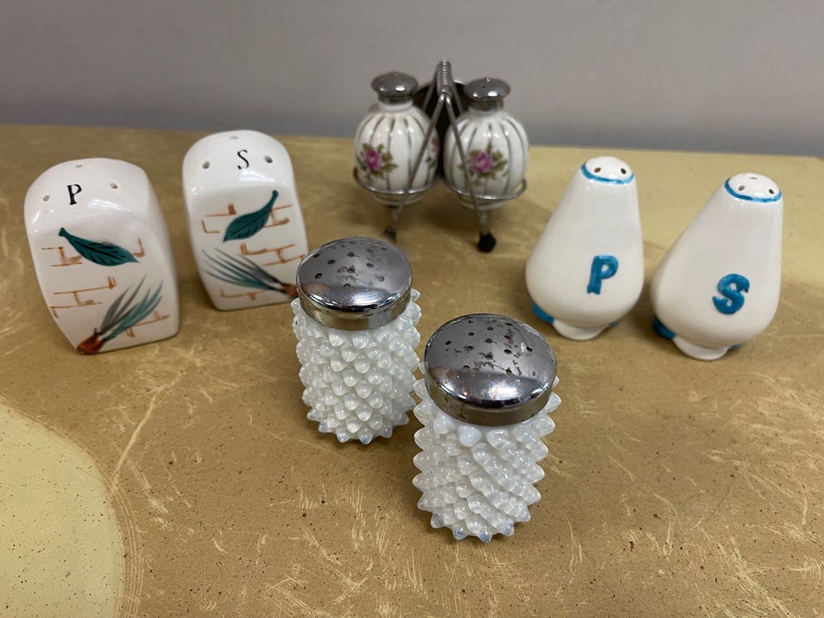 A salt and pepper shaker with the letter p on it