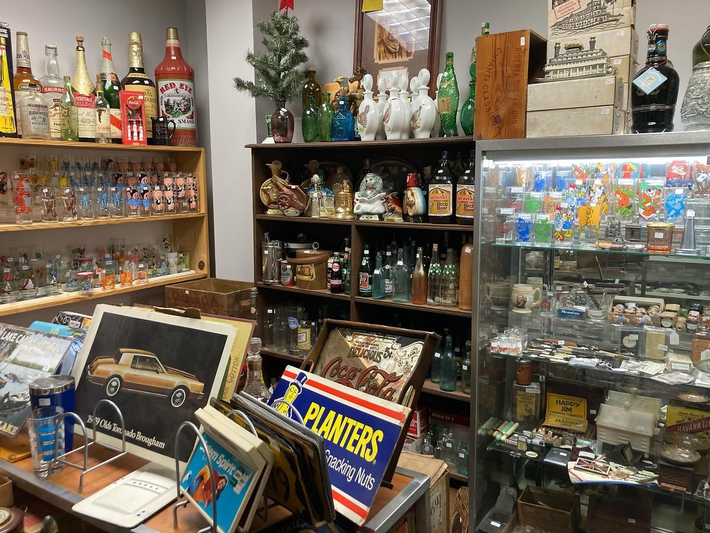 A display case with a sign that says planters on it
