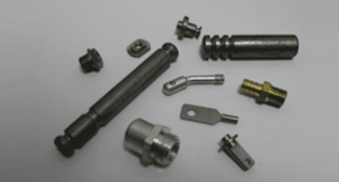 chiodi e viti in metallo