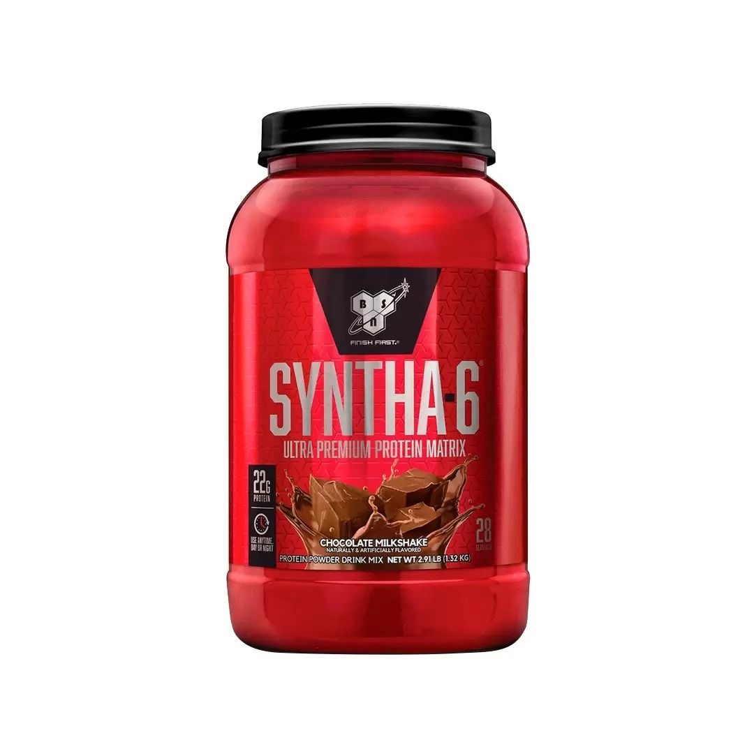 Envase rojo de proteína en polvo Syntha-6 con un toque de chocolate, producto para fitness.