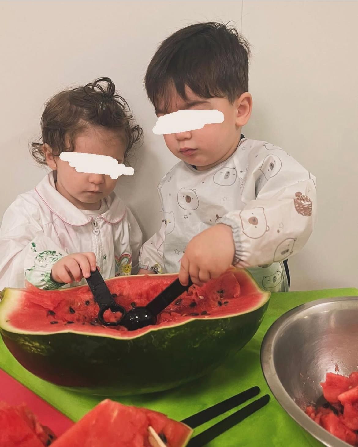 Una persona tiene in mano un pezzo di carta con la faccia di una mucca sopra