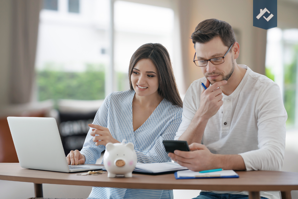 couple-renting-laptop-thinking