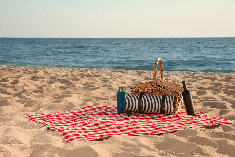 summer-essentials-picnic-beach
