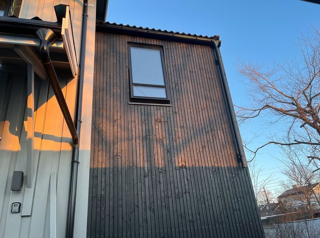 Et hus med et vindu på siden