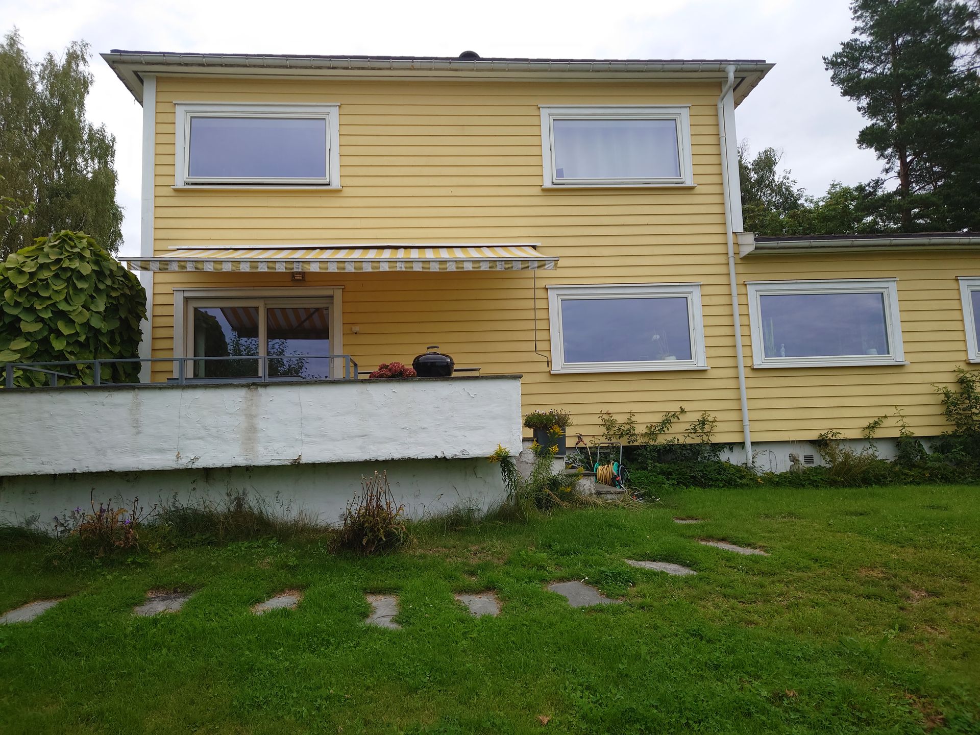 Et hus med balkong og mange vinduer