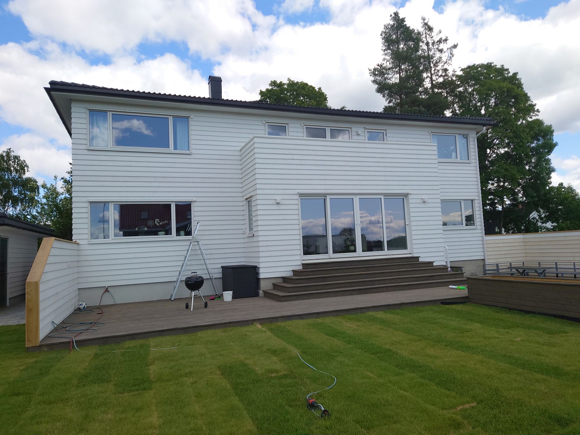 Et stort trehus med balkong og trapper