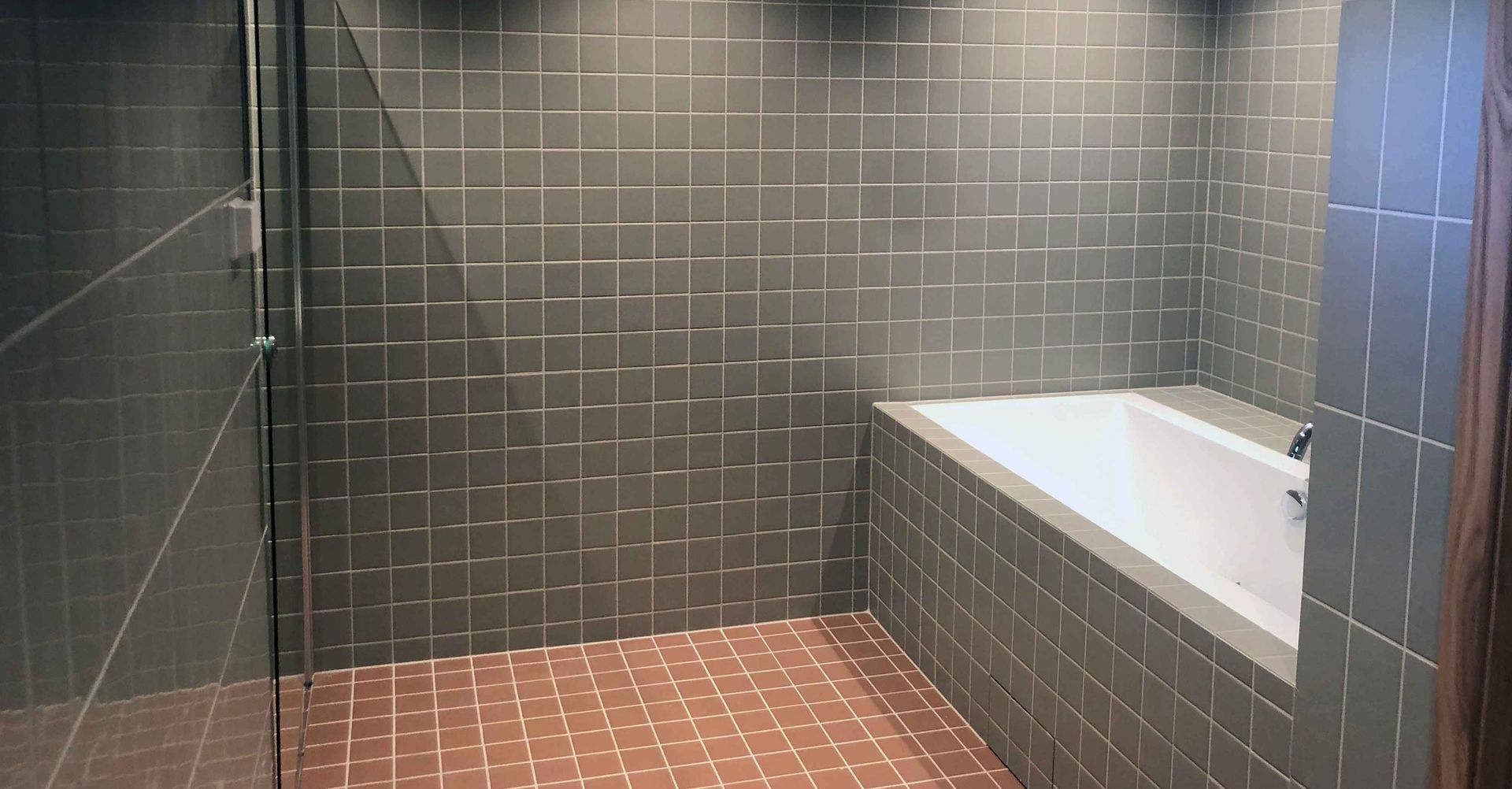 Et bad med badekar og dusjkabinett.