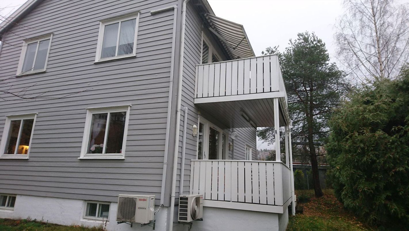 Et hus med balkong og mange vinduer