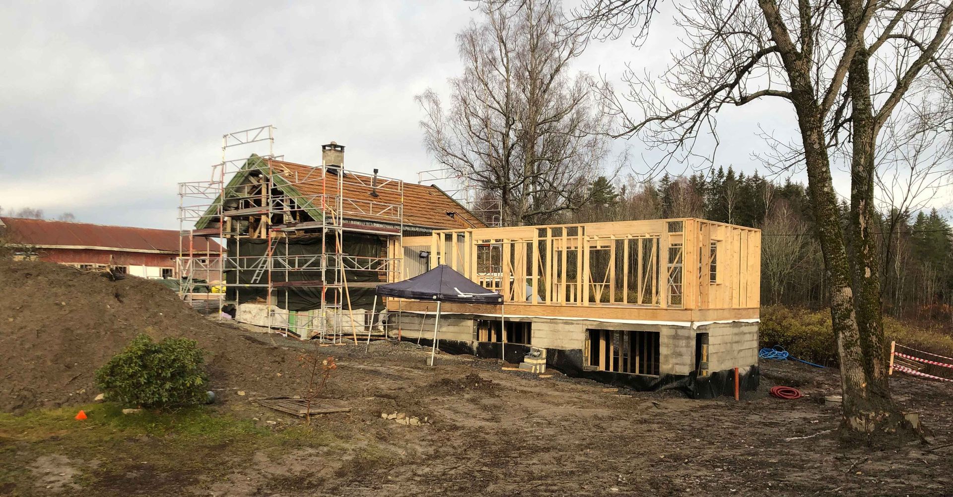 Et hus bygges midt på en jordåker.