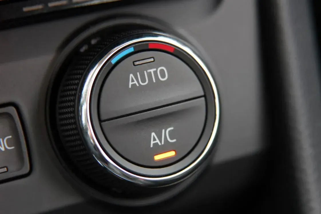 Car air conditioning control knob with AUTO and A/C settings, illuminated blue and red indicators