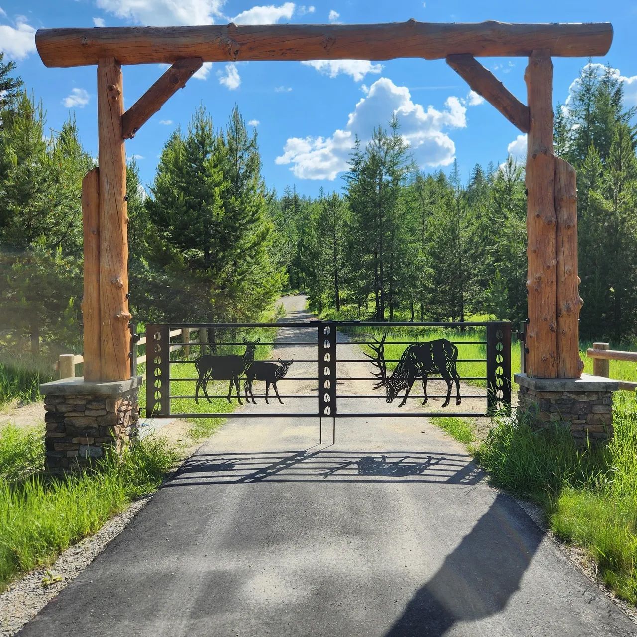 A gate with a picture of a moose on it