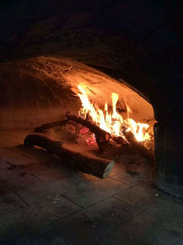 Pizzeria con forno a legna