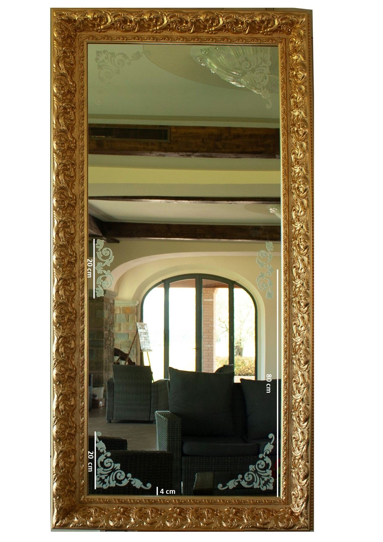 Uno specchio a figura intera con cornice dorata mostra un soggiorno