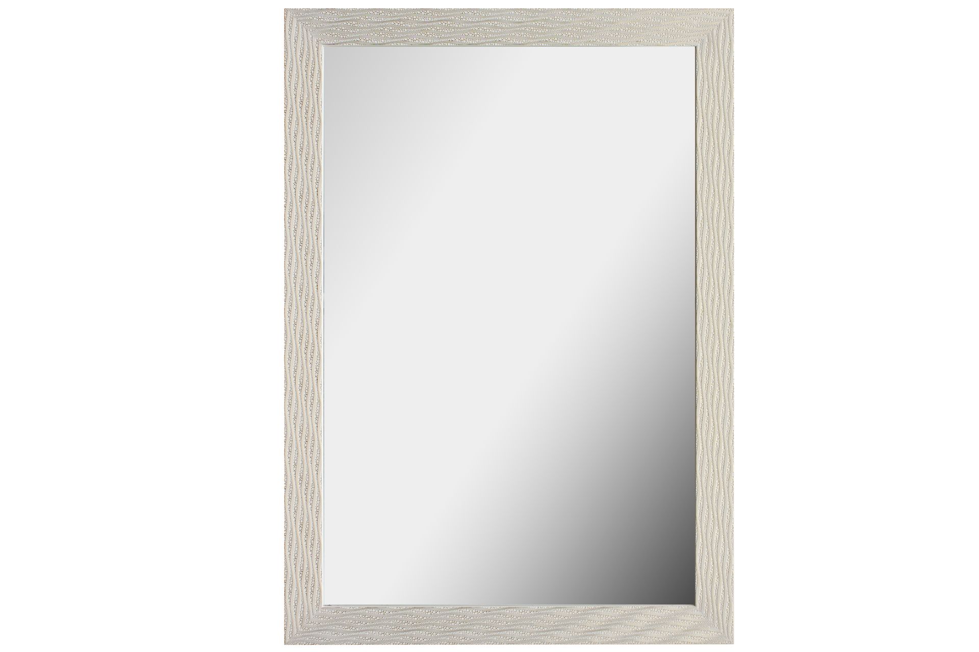 Uno specchio a figura intera con cornice bianca su sfondo bianco.