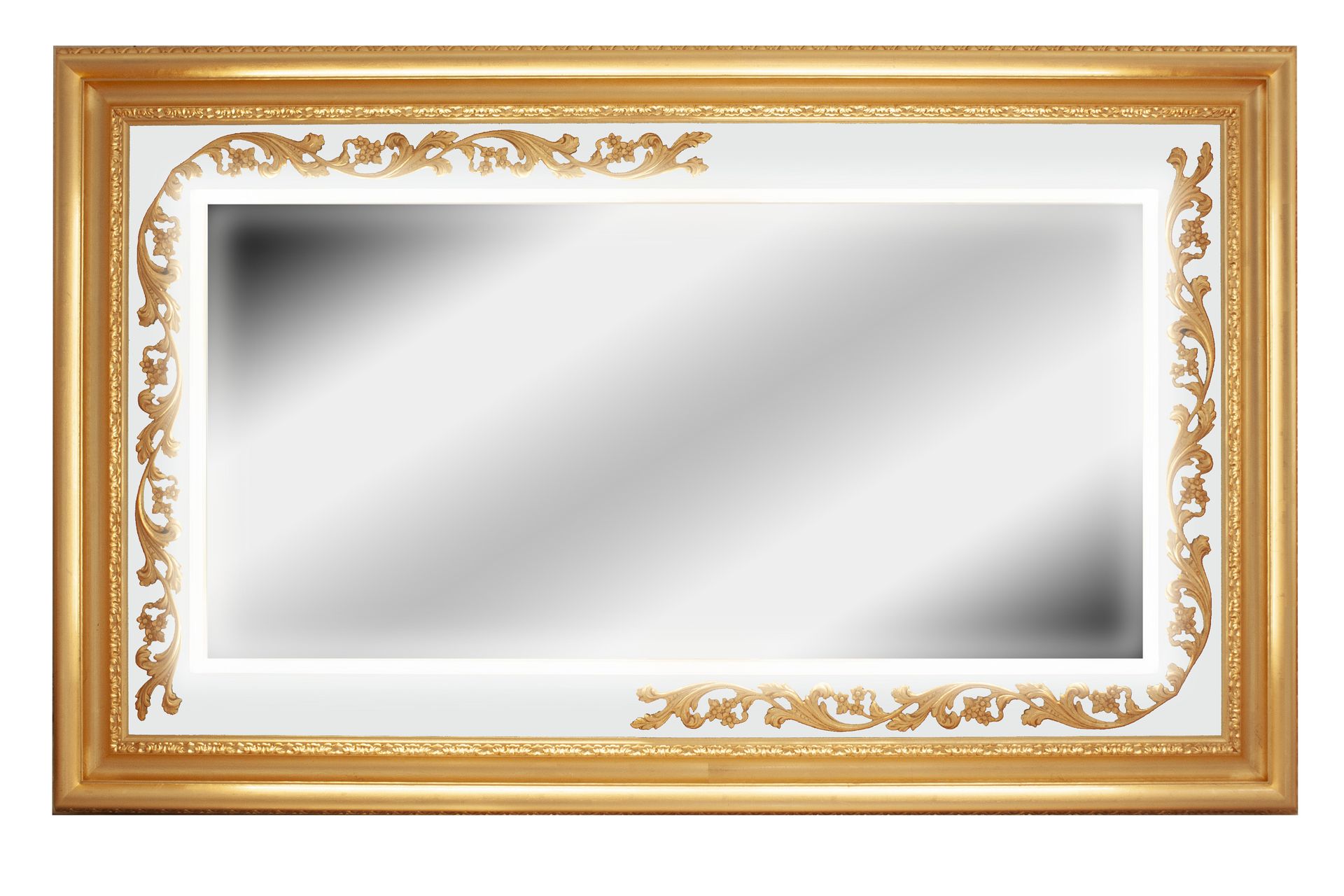 Un grande specchio con cornice dorata su sfondo bianco.