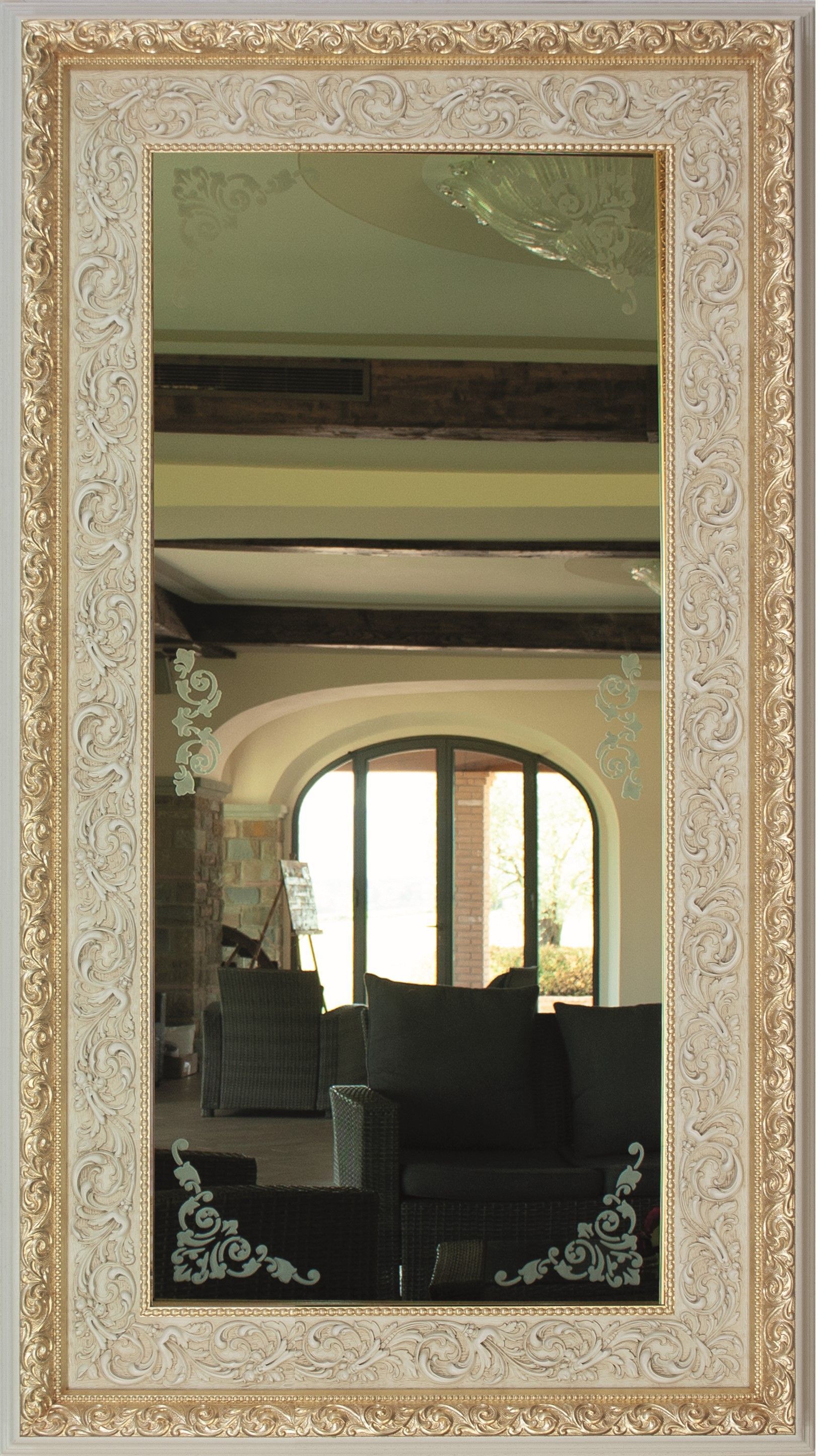 Uno specchio a figura intera con cornice dorata mostra un soggiorno