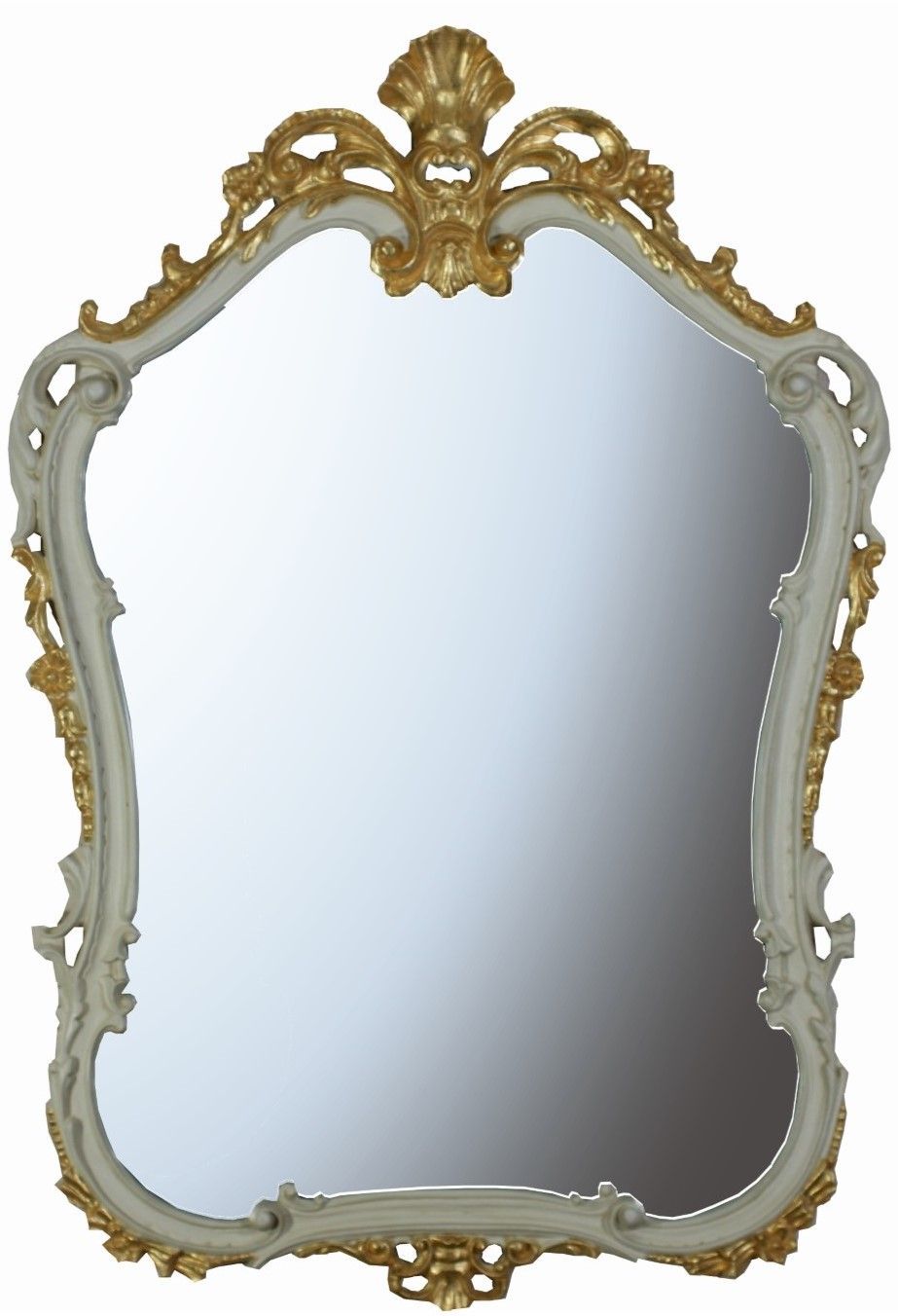 Uno specchio con cornice dorata su sfondo bianco.