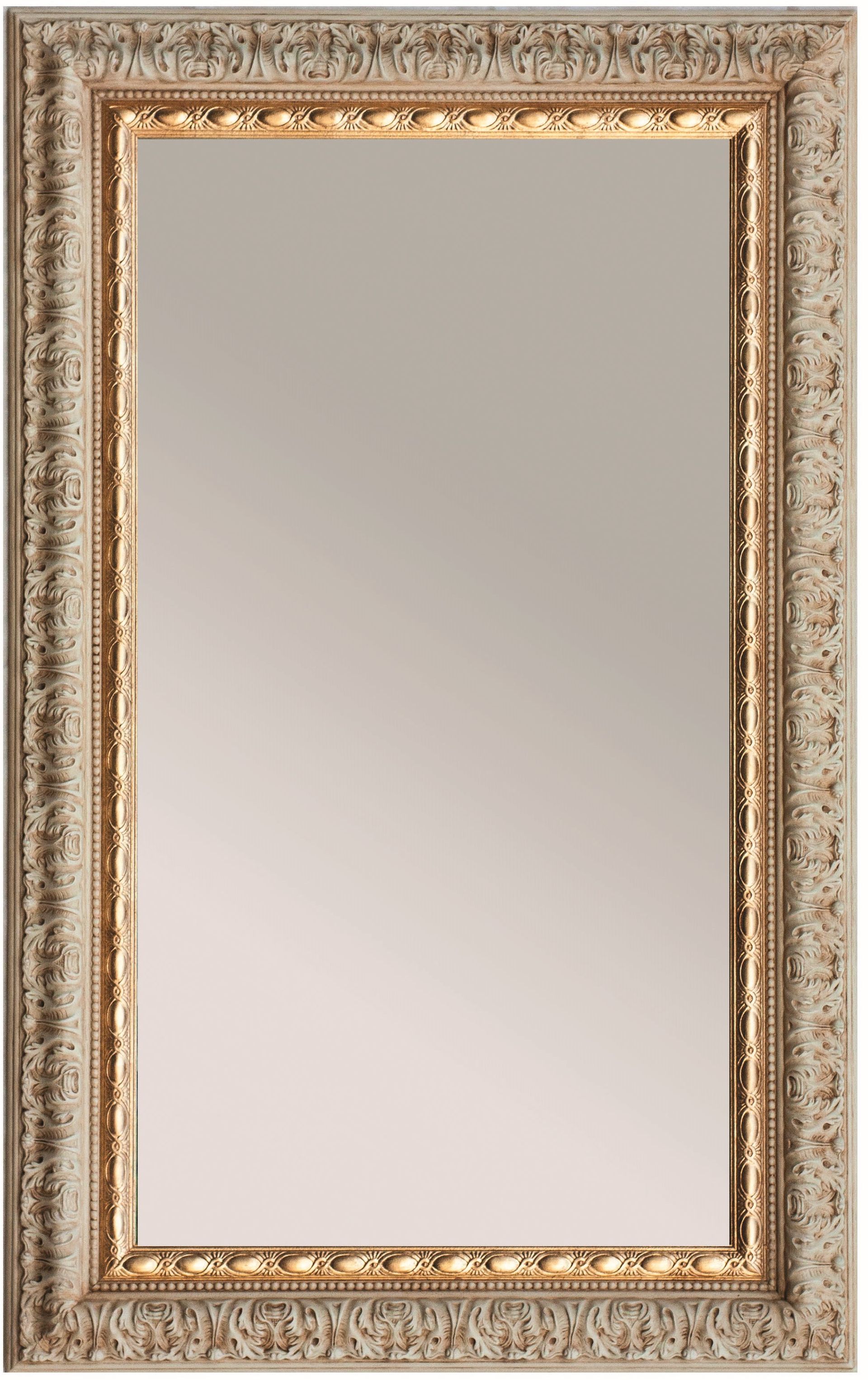 Un grande specchio con cornice dorata su sfondo bianco.