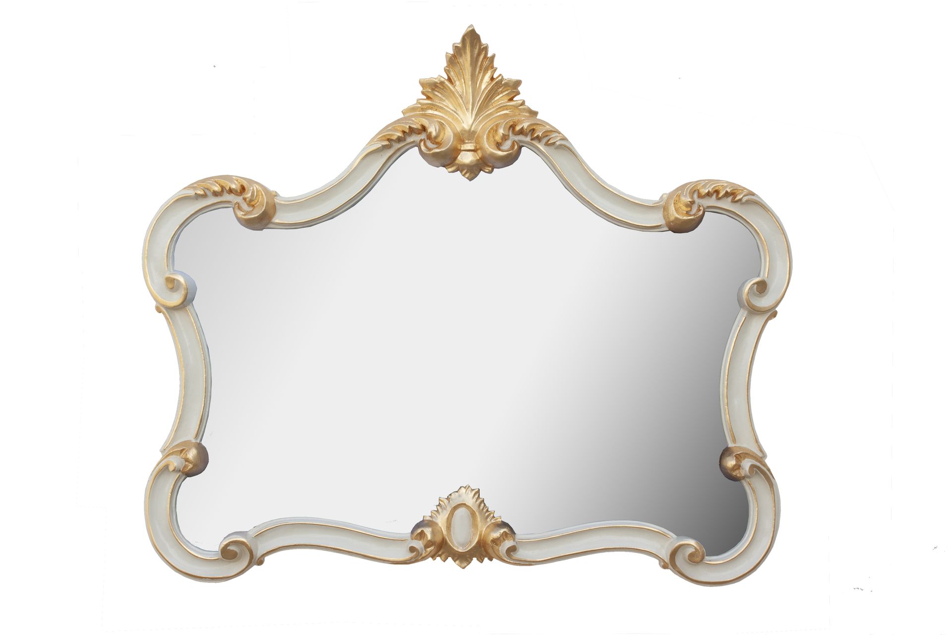 Uno specchio con cornice dorata su sfondo bianco