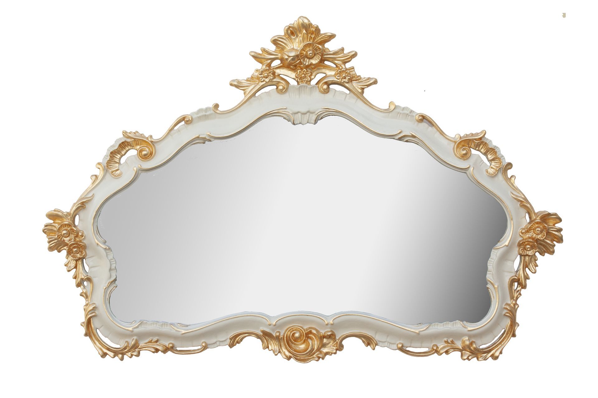 Uno specchio con cornice dorata su sfondo bianco