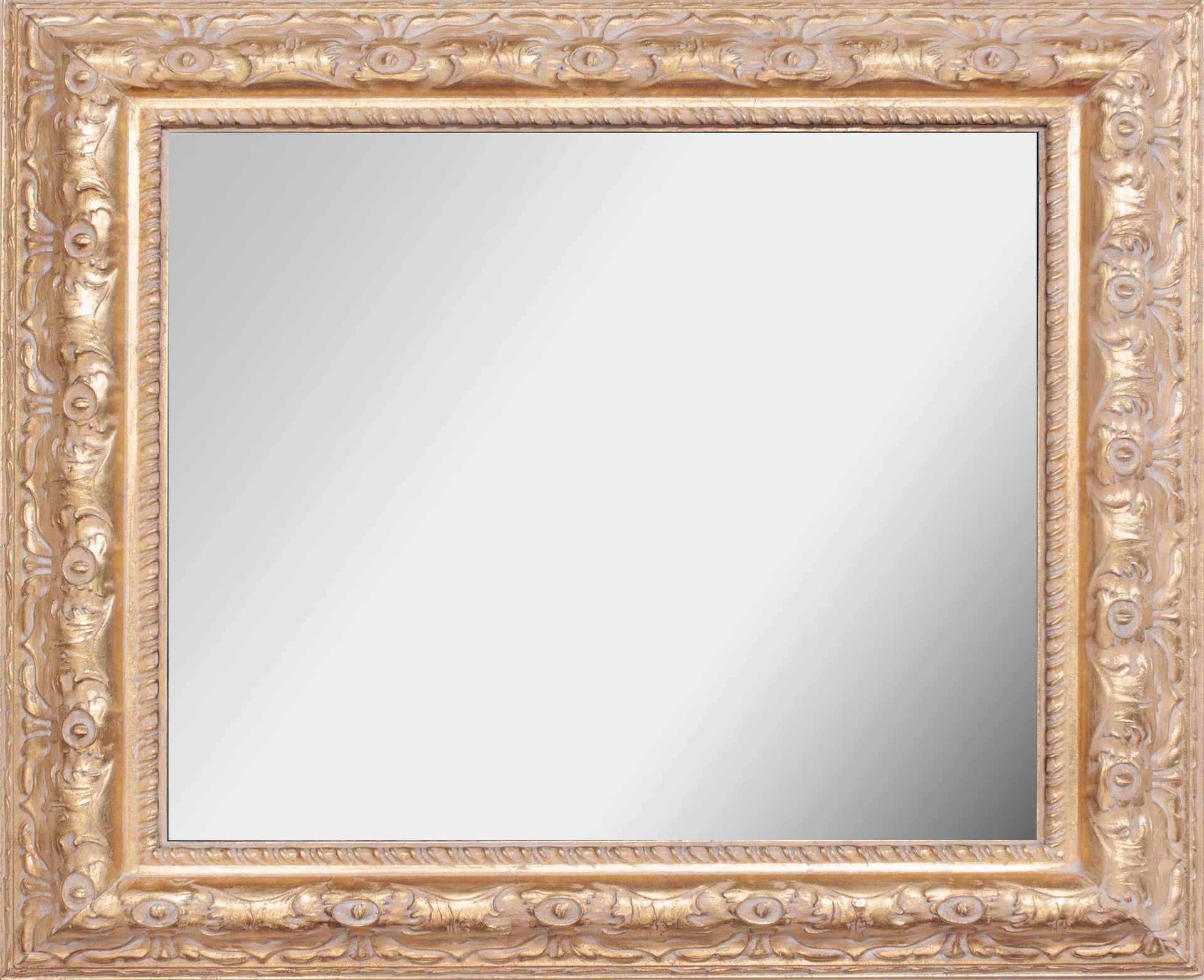 Uno specchio quadrato con cornice dorata su sfondo bianco