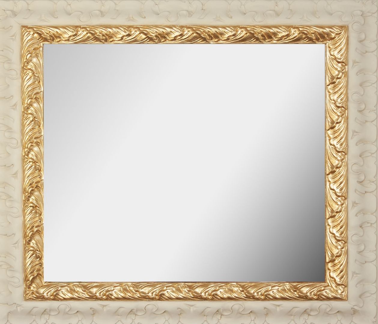 Uno specchio con cornice dorata e sfondo bianco