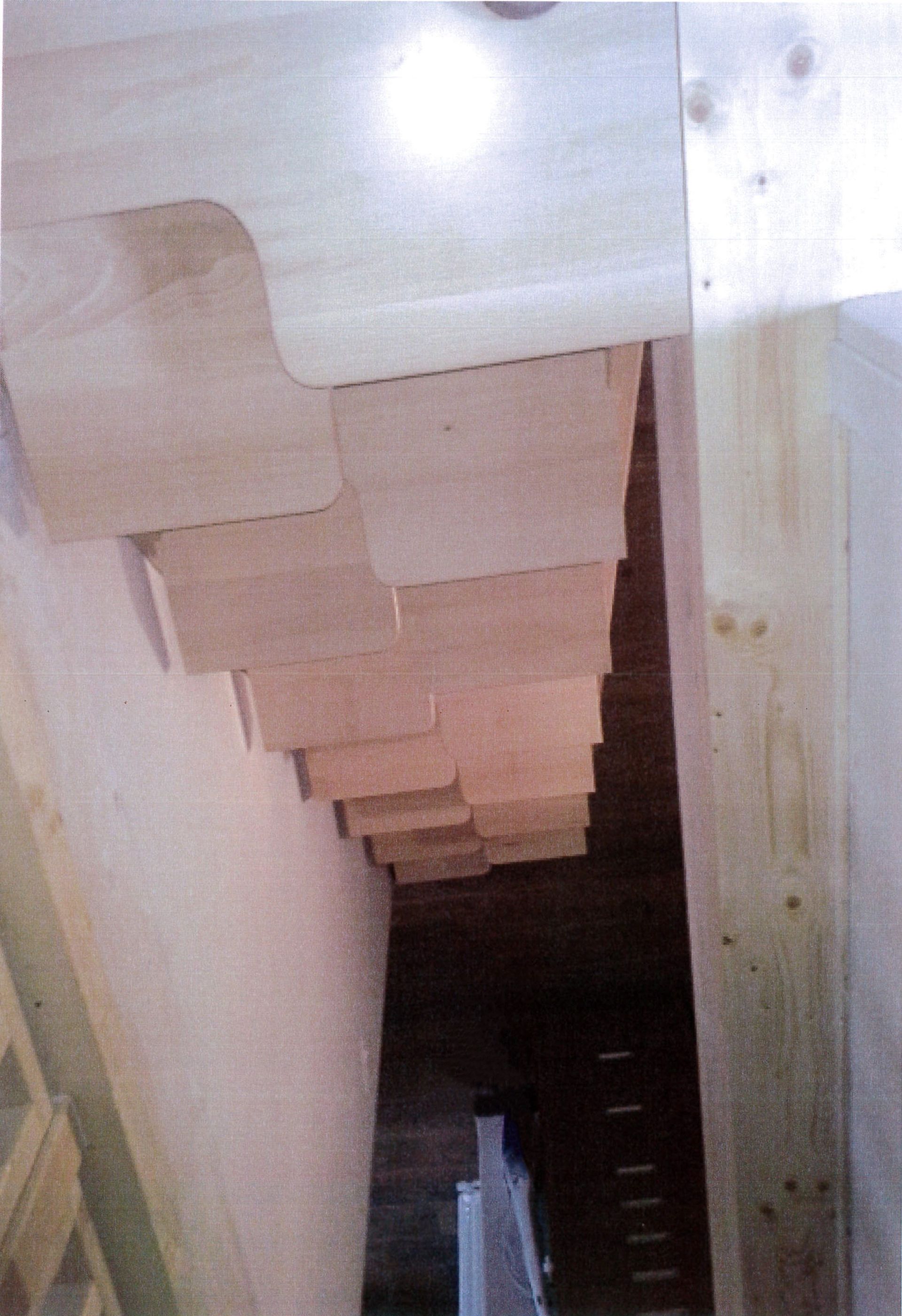 Si sta costruendo una scala in legno in un edificio