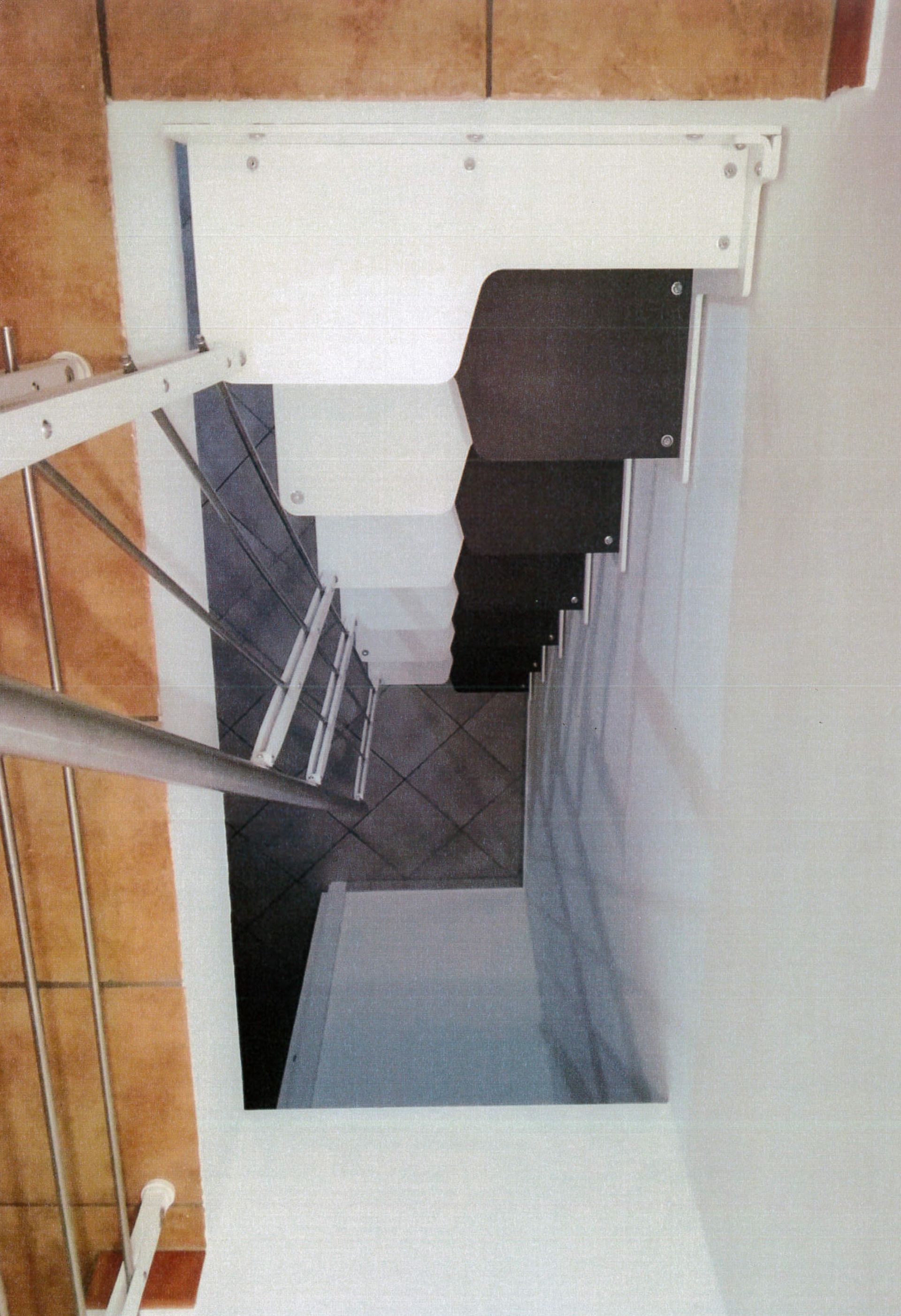 Un'immagine di una scala con una ringhiera bianca