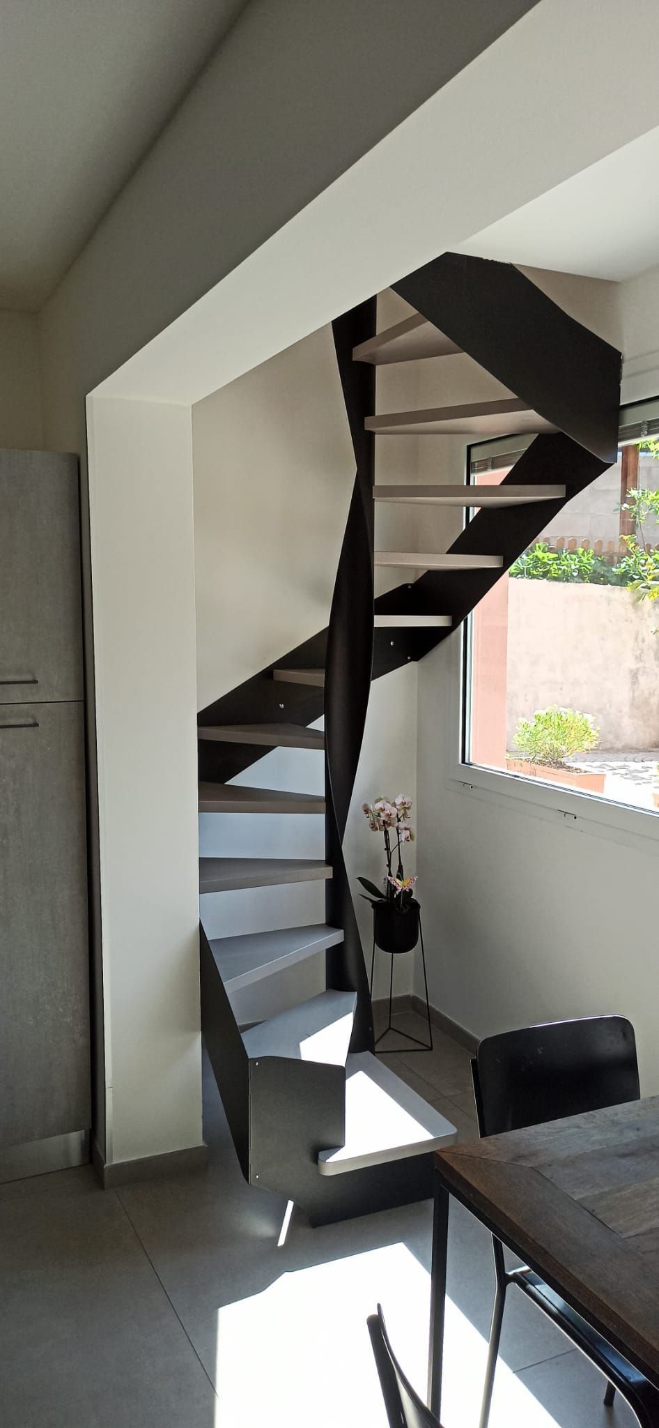 Una scala a chiocciola conduce al secondo piano di una casa.