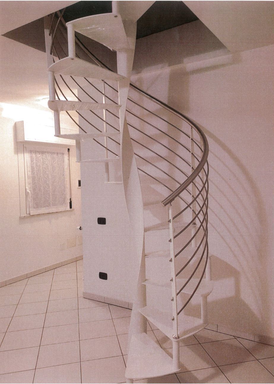 Una scala a chiocciola bianca con ringhiera in acciaio inox