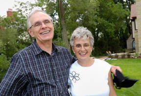 Couple heureux d'avoir de nouvelles prothèses dentaires