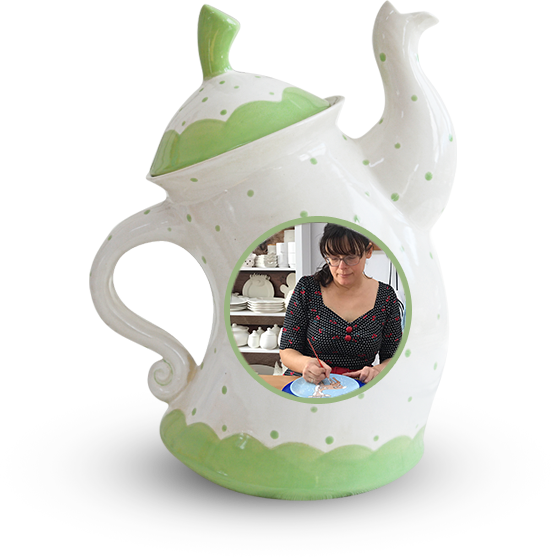 Eine Teekanne mit einem Bild einer Frau darin