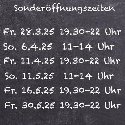Eine Kreidetafel mit der Aufschrift „Sonderöffnungszeiten“