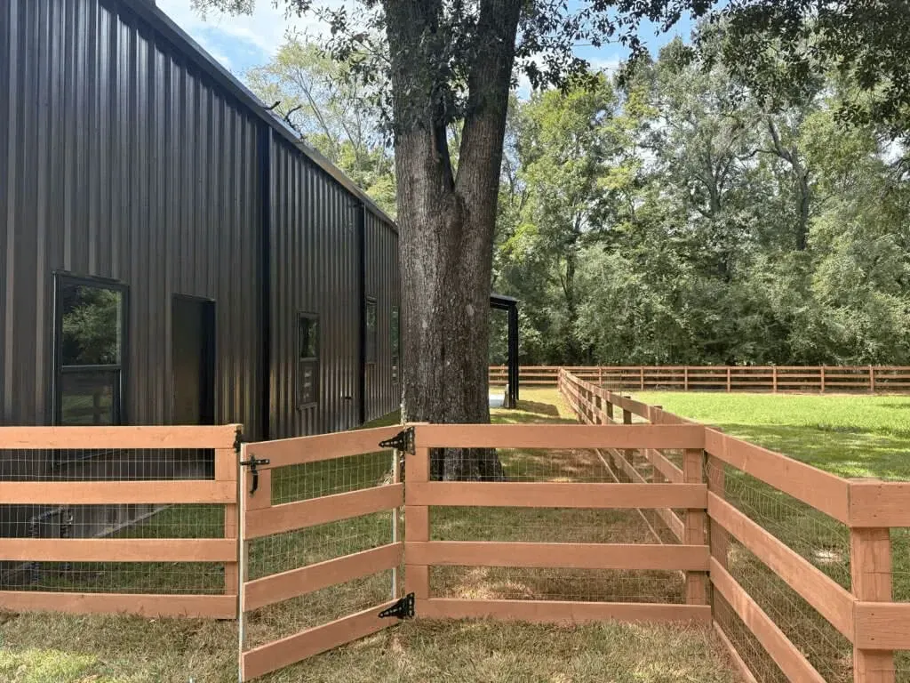 Vinyl privacy fence installed by Ark Fence
