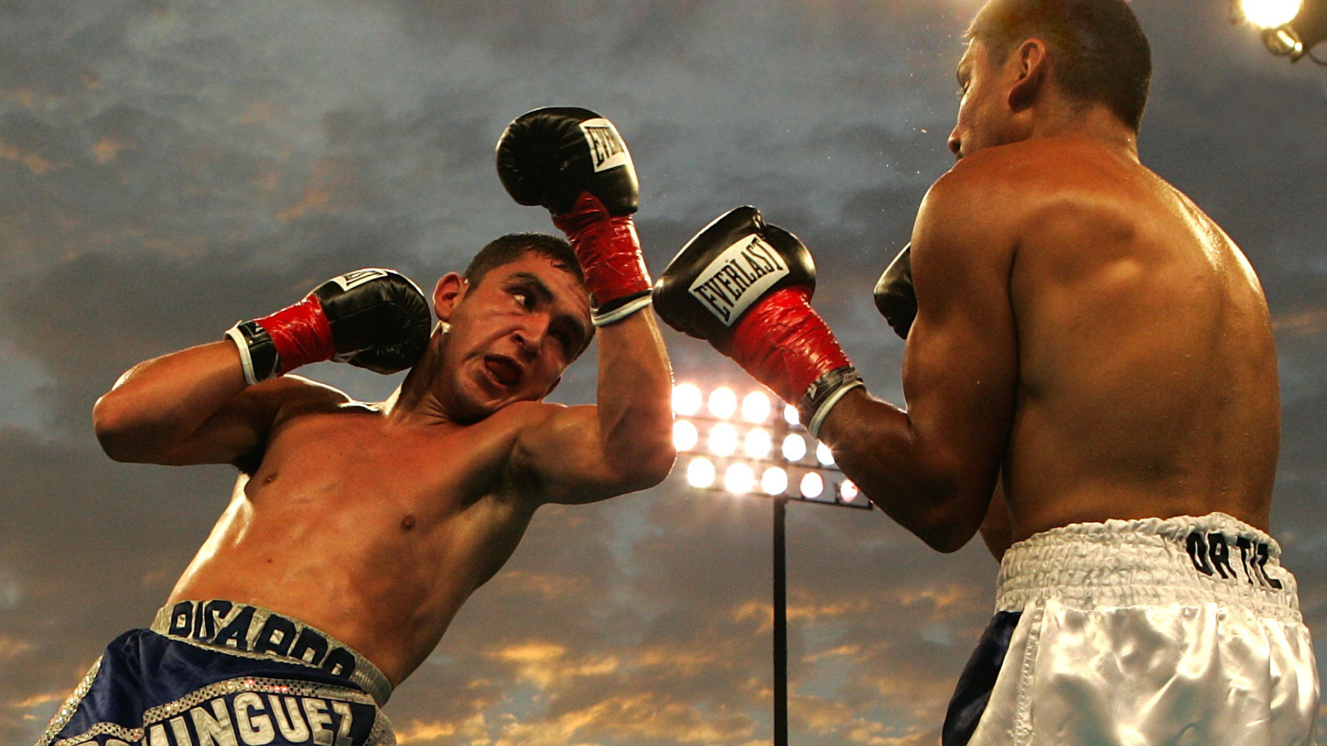 A man wearing boxing gloves with the word everlast on them