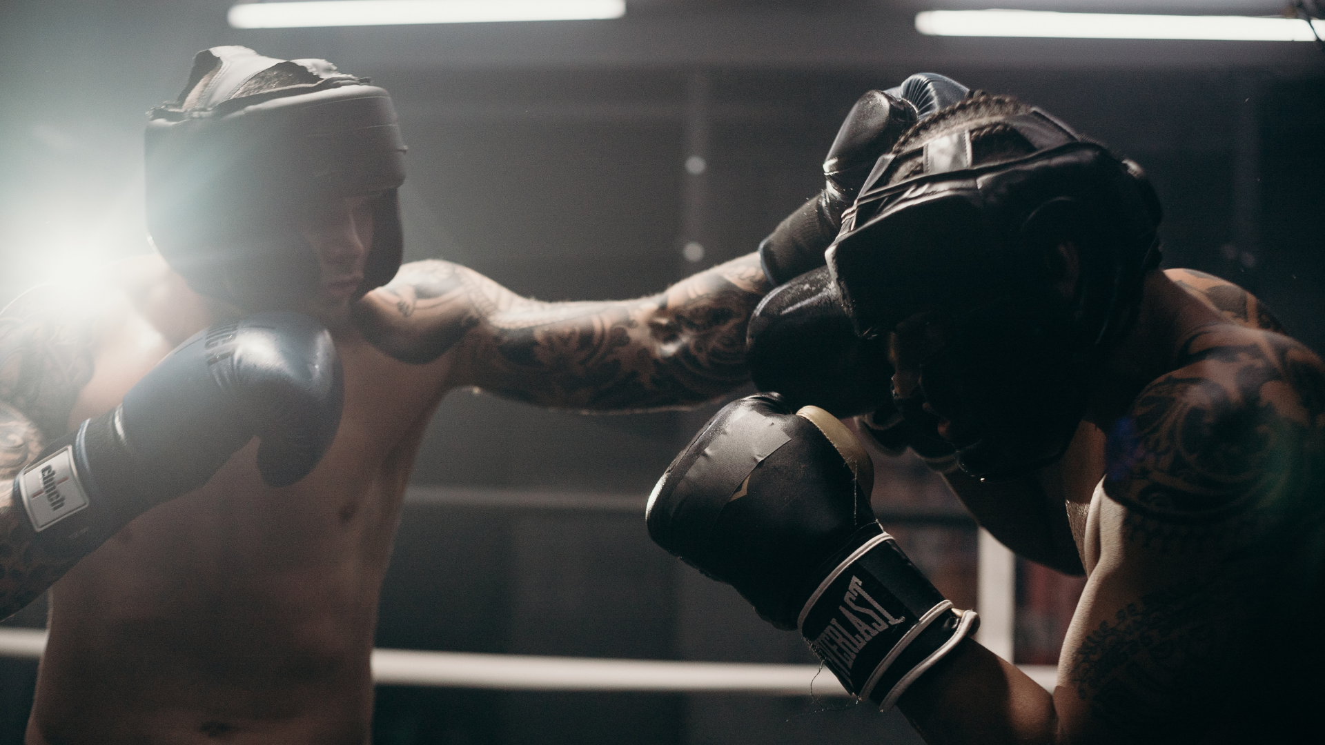 A man wearing boxing gloves with the word everlast on them