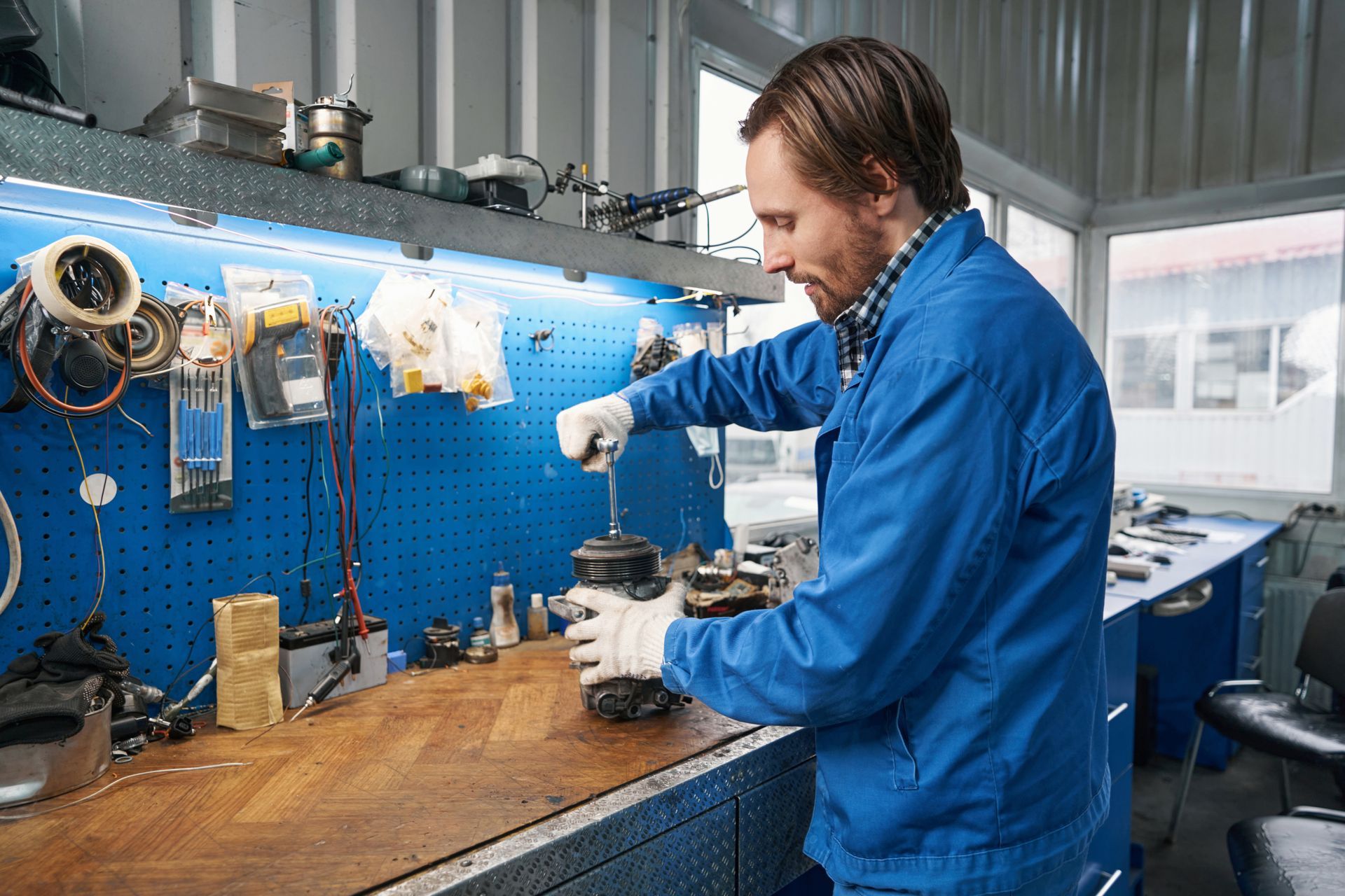 Image of a mechanic replacing a compressor's ball bearing