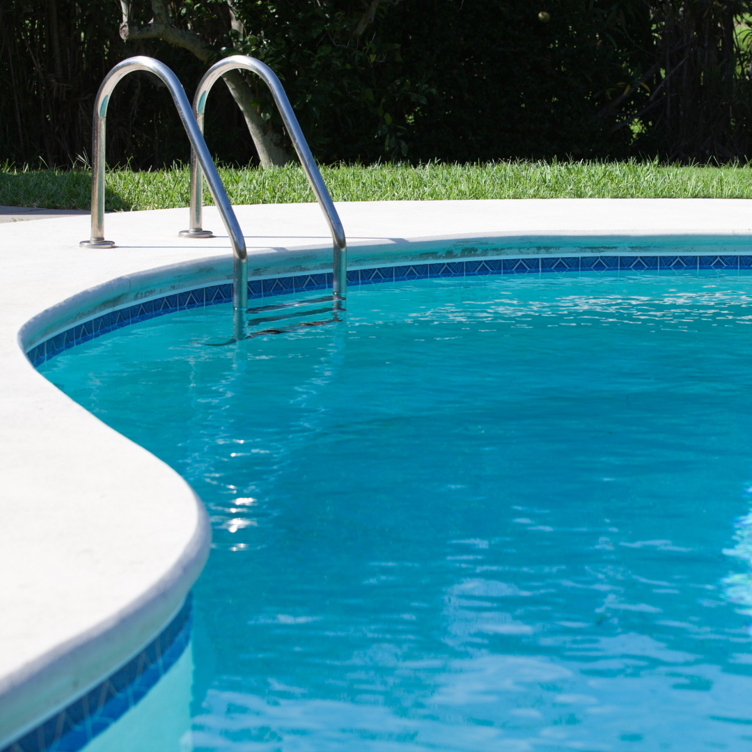 A swimming pool with a ladder in the middle of it