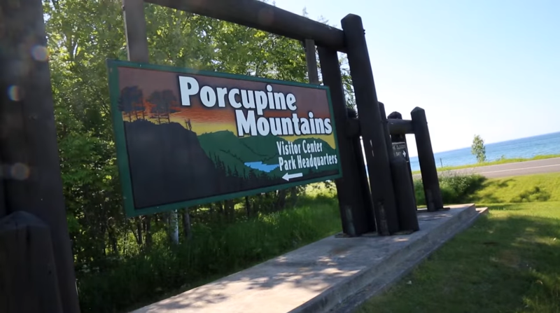A sign that says porcupine mountains on it