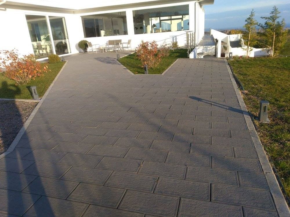 pavimentazione esterna per casa con giardino