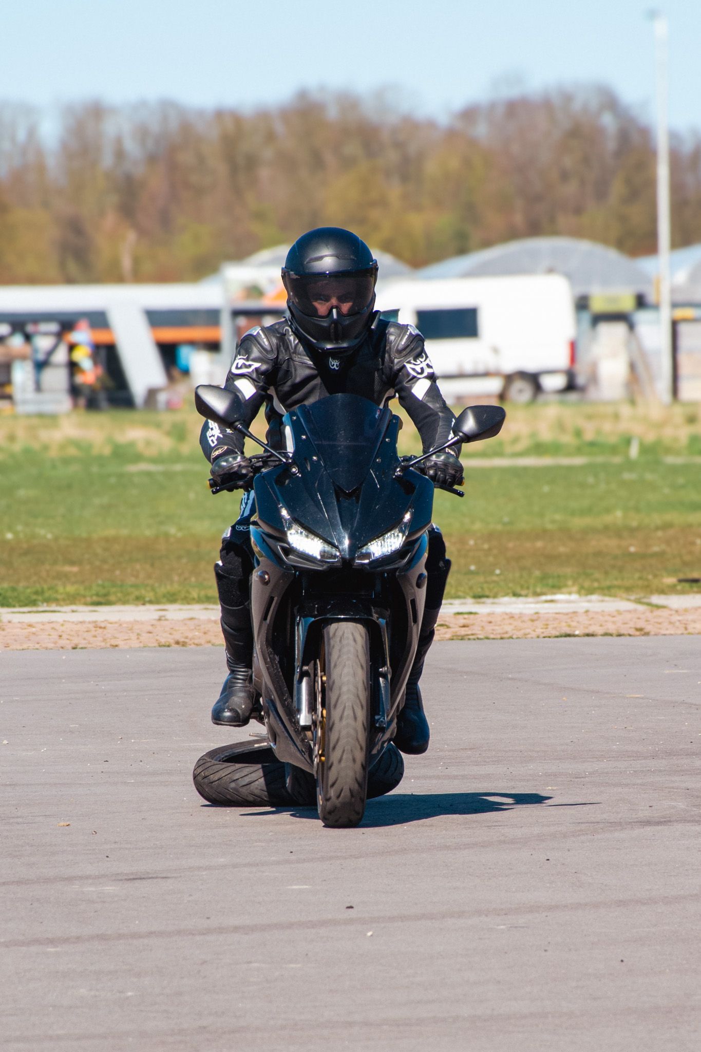 Een man rijdt op een motorfiets op de weg.