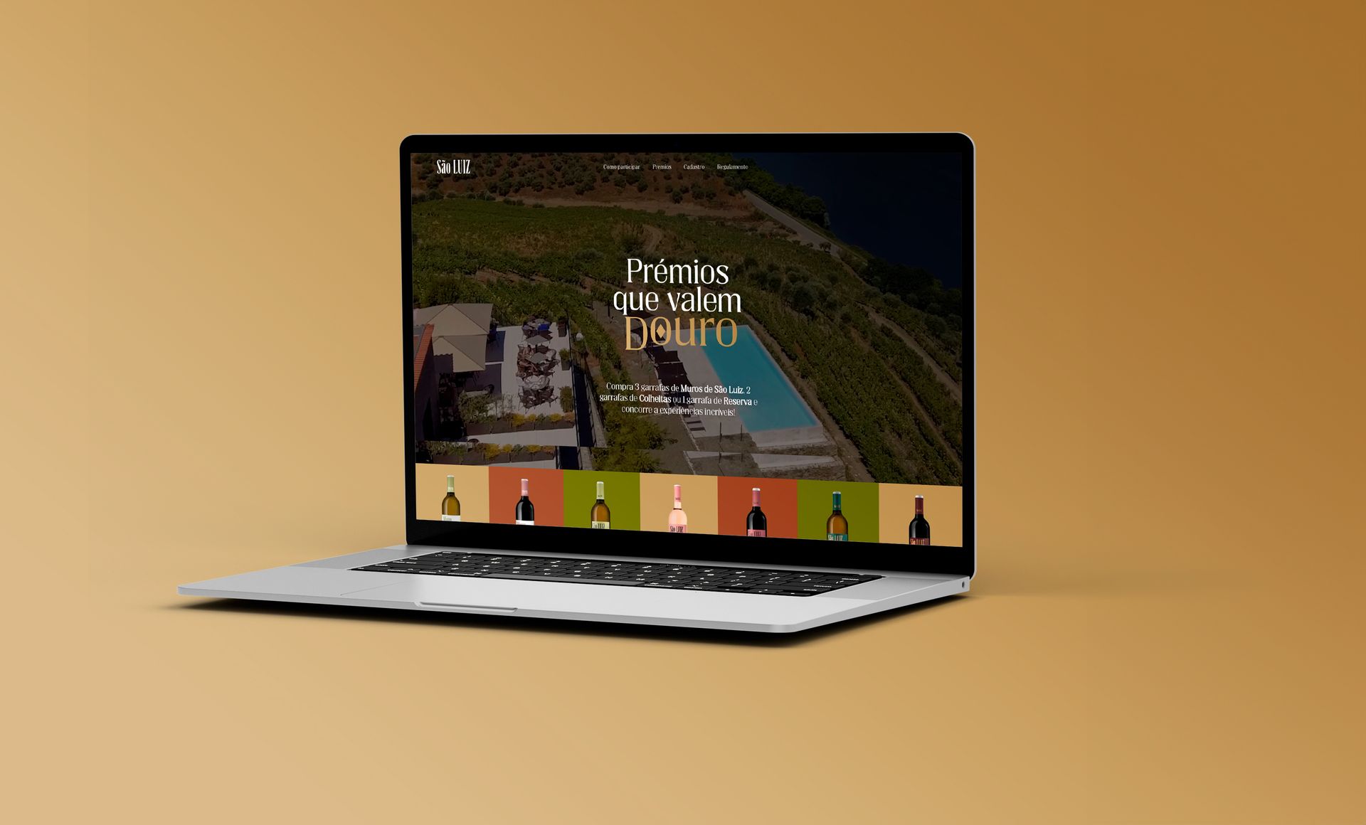 Um laptop com um site na tela está sobre uma mesa.