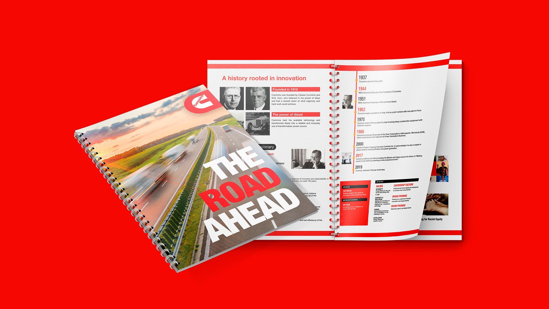 Um caderno espiral com as palavras `` a estrada à frente '' nele.