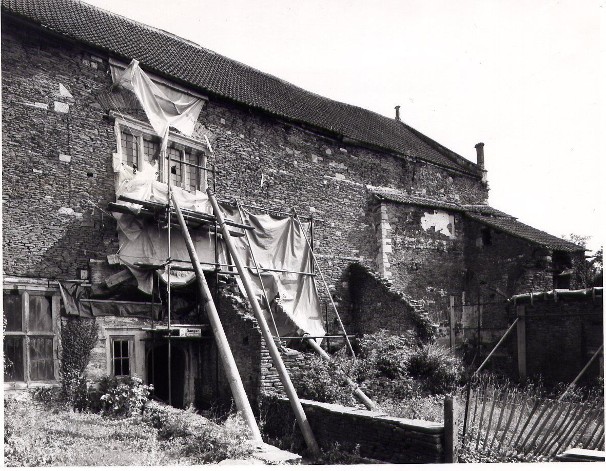 A black and white photo of Acton Court