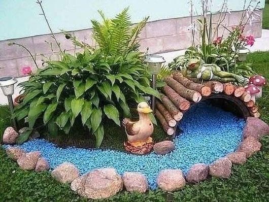 Una piccola composizione da giardino con pietre blu che formano un