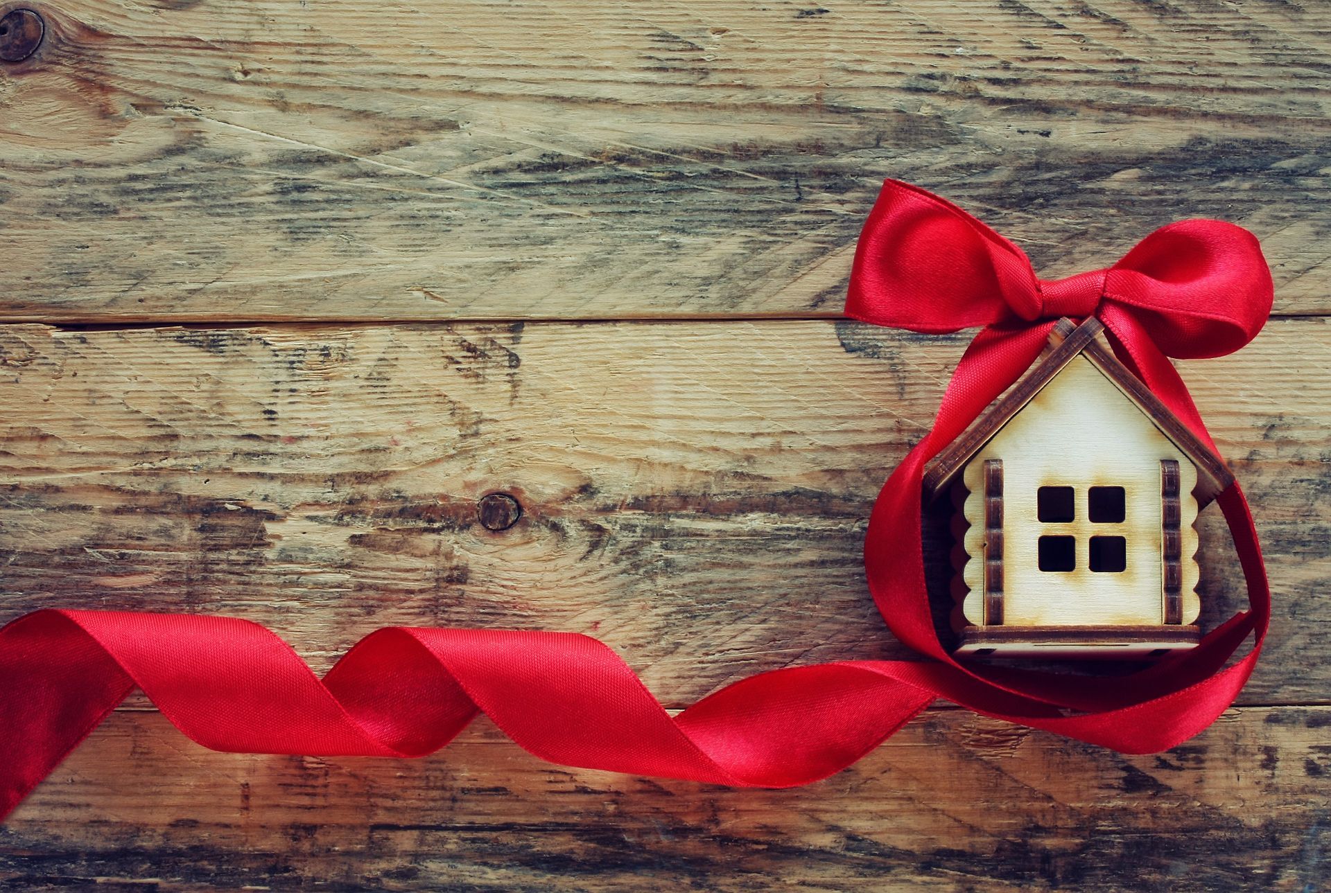 The 18 Best Real Estate Closing Gifts For Buyers & Sellers