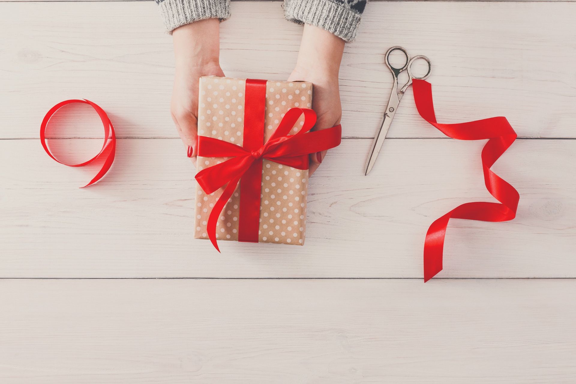 Closing Gifts for Buyers: 6 Gifts Buyers Love (2023)