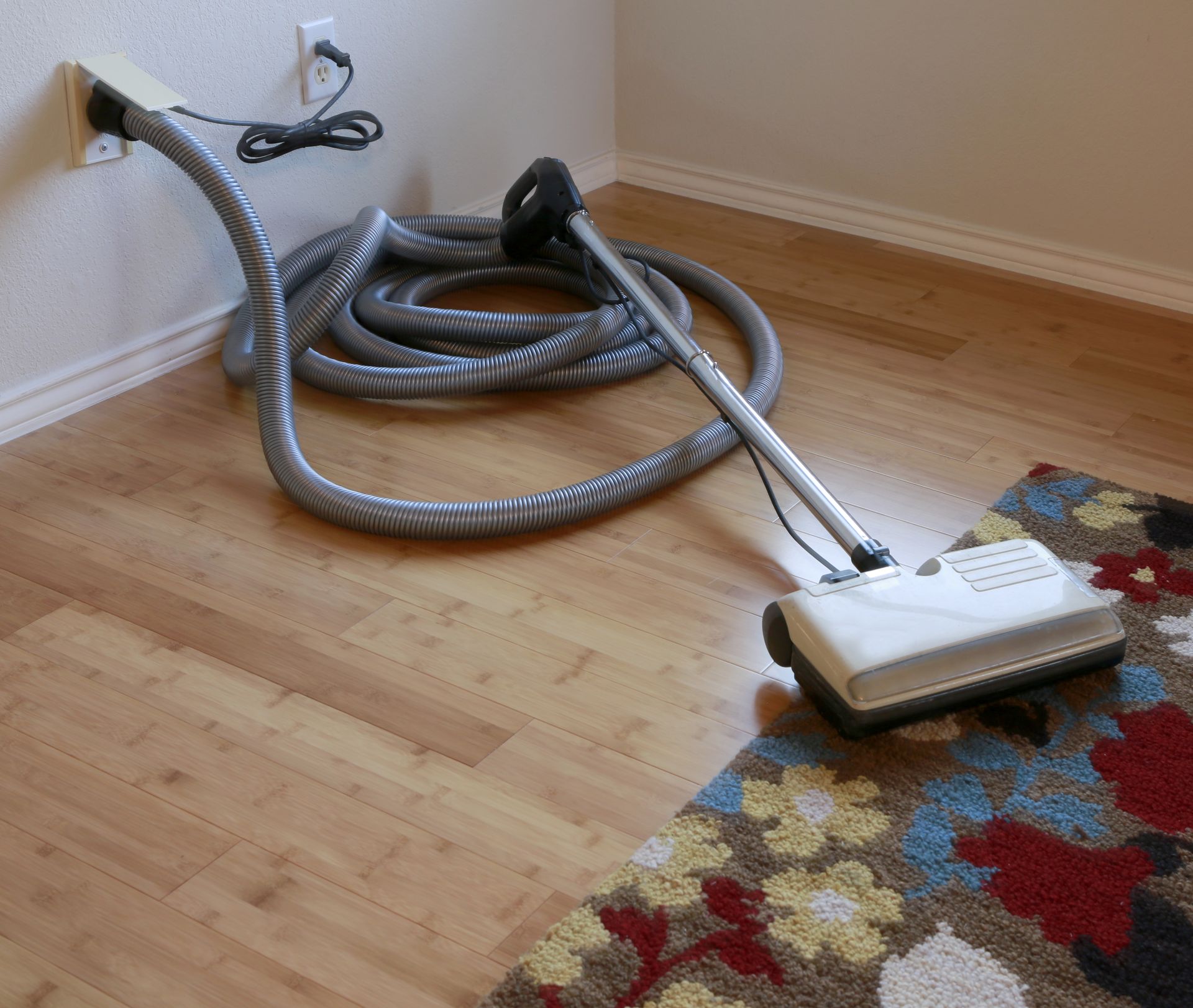 A Vacuum Cleaner Is Sitting on The Floor Next to A Rug